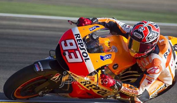 Pebalap Repsol Honda Marc Marquez mengungguli pebalap Movistar Yamaha MotoGP rider Valentino Rossi di MotoGP Japanese Grand Prix, di Sirkuit Motegi, Minggu (12/10). Foto: AFP PHOTO/TOSHIFUMI KITAMURA