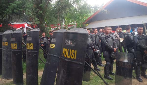 Penjagaan sejumlah keamanan anti huruhara dilokasi penutupan pucuk