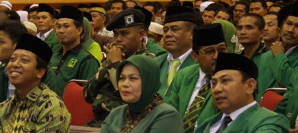 Ketua DPW PPP Provinsi Jambi bersama anggota DPR RI dari PPP Dapil Jambi Elviana dan Sekjend DPP Romahurmuzy saat mengikuti salah satu acara di Jambi