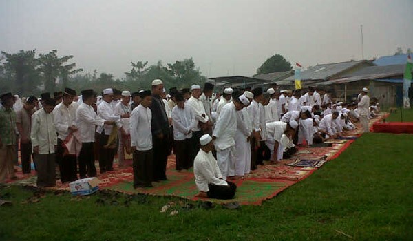 Warga Tanjabtim Saat Melakasanakan Sholat Istiqo