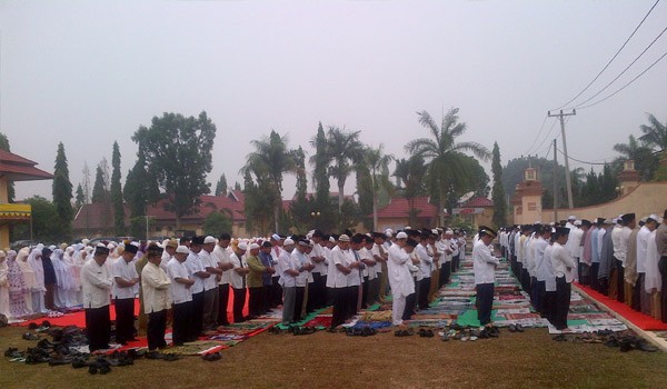 Pemkab Merangin Gelar Pelaksanaan Sholat Istisqa dilapangan Kantor Bupati Merangin