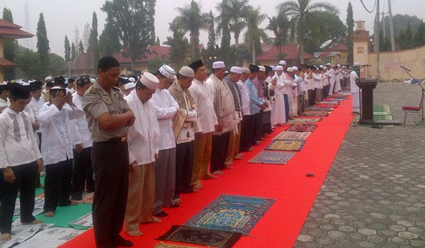 Pelaksanaan Sholat Istisqa Pemkab Merangin, Tampak diikuti ratusan PNS dilingkup Pemkab Merangin dan aparat