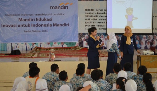  Karyawan Bank Mandiri saat melakukan eduaksi di SMP 7 Kota Jambi   