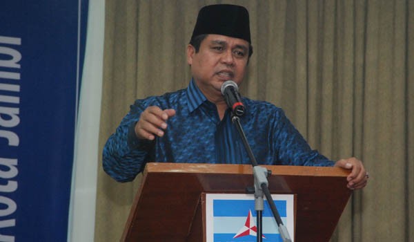 Ketua DPD Demokrat Provinsi Jambi, Hasan Basri Agus (HBA). HBA tidak diundang dalam pertemuan pimpinan partai politik yang tergabung dalam KMP Jambi