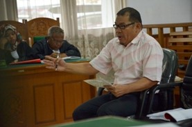 Tersangka kasus Masterplan pendidikan, Idham Kholid saat jalani sidang di pengadilan Tipikor Jambi. Saat ini, pada kasus Masterplan, penyidik masih melakukan pemberkasan.