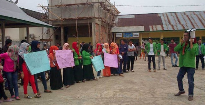 Mahasiswa STKIP saat berdemo mananyakan legalitas kampus