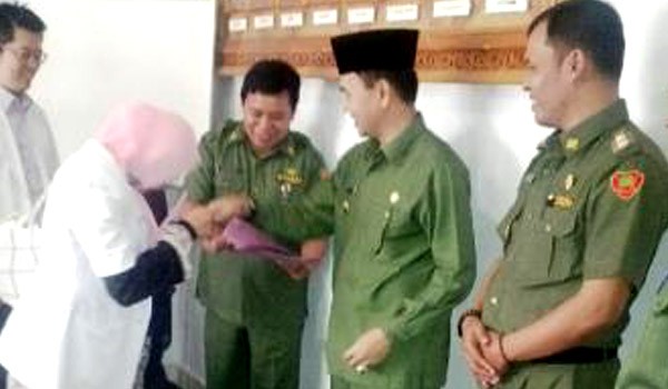 Bupati Kerinci Adi Rozal saat menyerahkan SK PNS kepada 12 Dokter PTT