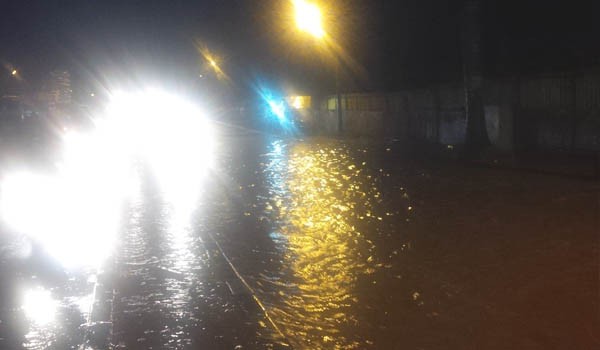 Sebagian badan jalan didepan kuburan cina yang tergenang air