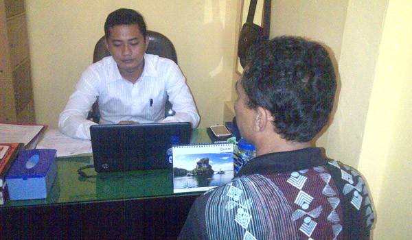 Tersangka saat diintrogasi Kanit PPA Polres Batanghari