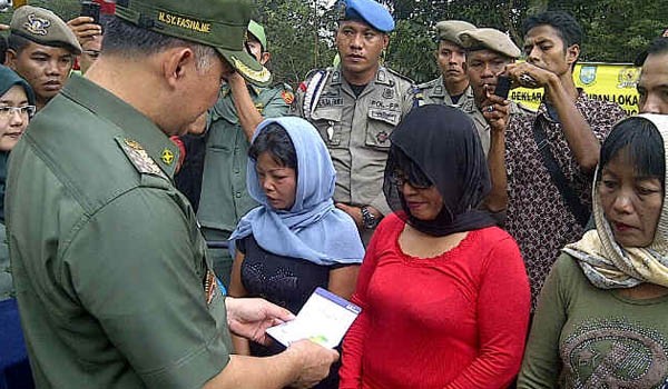 Walikota Jambi SY Fasha, saat memberi uang kompensasi kepada para PSK beberapa waktu yang lalu