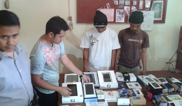 <b>Foto:</b> Dua pelaku yang sudah diamankan oleh pihak kepolisian