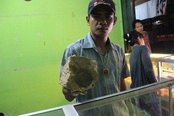 Owner Rafit Gemstone memperlihatkan batu Teratai yang menjadi ciri khas Jambi