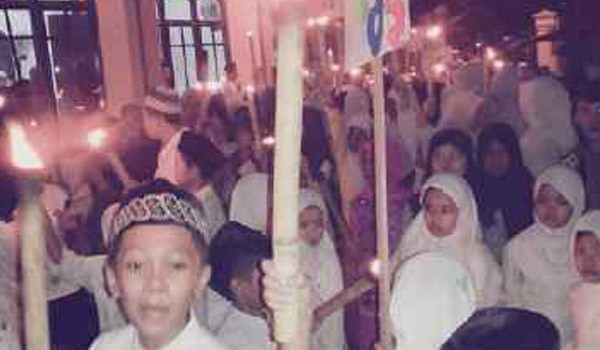 Pawai obor di mesjid Azizi Jelutung