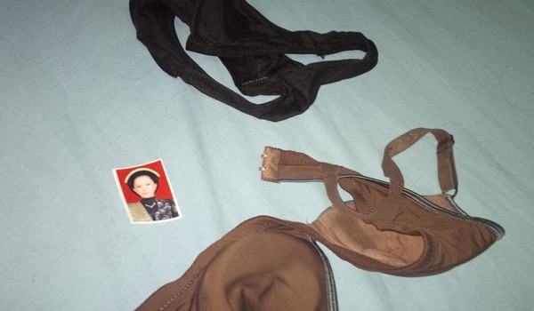 Barang yang ditinggal pemilikny di salah satu kamar hotel