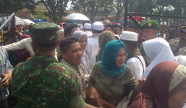 Jamaah Haji yang sudah ditunggu keluarga disambut dengan isak tangis