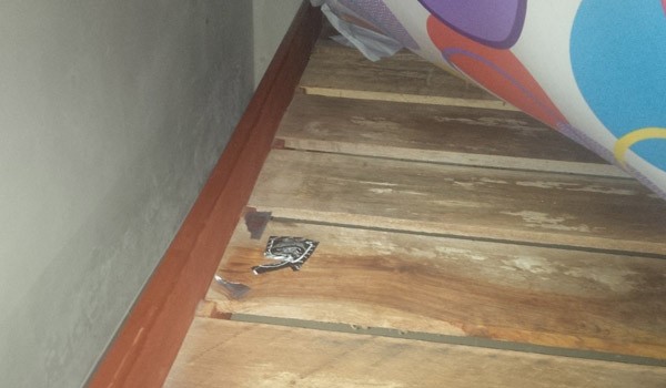 Sat Pol PP saat menemukan alat kontrasepsi disalah satu kamar hotel