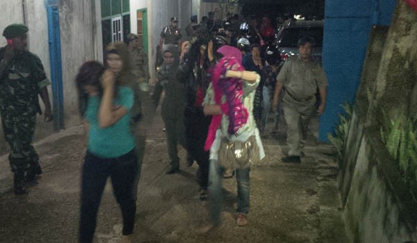 Sat Pol PP saat mengelandang para pelaku perbuatan mesum