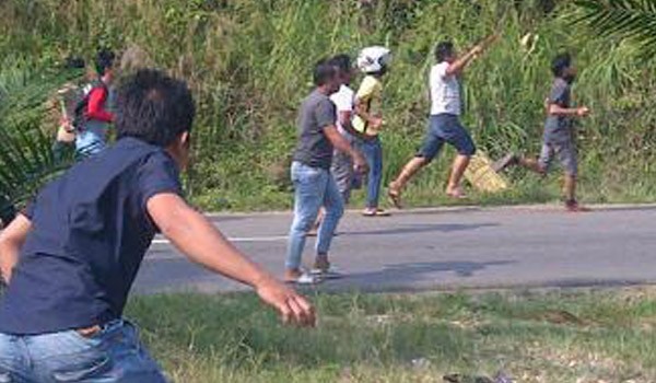 Suasana kejar-kejaran saat warga limbur merangin, menghadang warga Jelatang