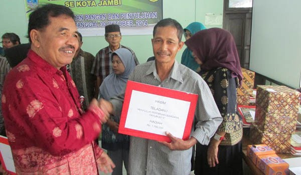 <b>PENGHARGAAN:</b> Staf Ahli Bidang Ekonomi dan Keuangan Alamina Pinem menyerahkan bantuan kepada penyuluh        