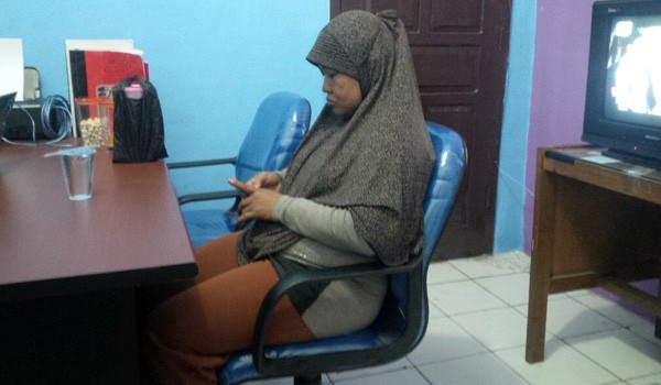 Ibu Angkat Ela, inisial HT saat diamankan aparat kepolisian  ELAN/JU