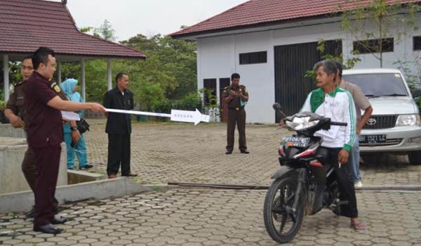 Kejaksaan Negeri (kejari) Tebo menggelar rekonstruksi kasus dugaan penyimpangan dana bantuan sosial