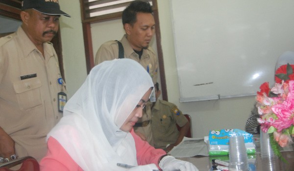 <b>TESURINE :</b> Seluruh pegawai di SKPD Lingkungan Pemerintah Provinsi Jambi di tes urine guna memastikan seluruh pegawai bebas dari Narkoba  FATHUL/JE   