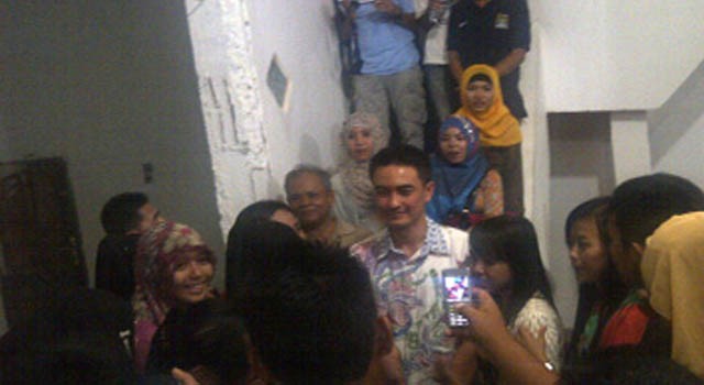 Zumi Zola disambut massa pendukungnya di Desa Sungai Abang