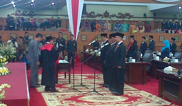 Sumpah jabatan empat pimpinan DPRD Provinsi Jambi