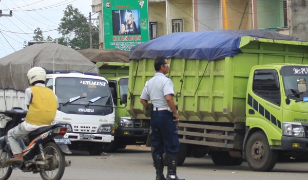 BAKAL DIEVALUASI: Sebuah mobil batubara saat melintas di Kota Jambi. Perda batubara bakal segera dievaluasi, DOK/JE  