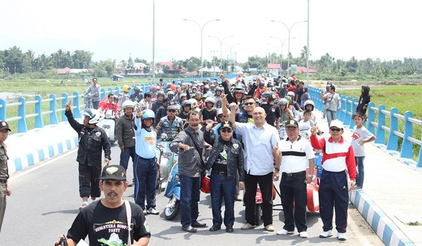Walikota bersama peserta Sumatera Scooter Party di Jambatan Cakar Ayam Kerinduan Tanah Kampung   