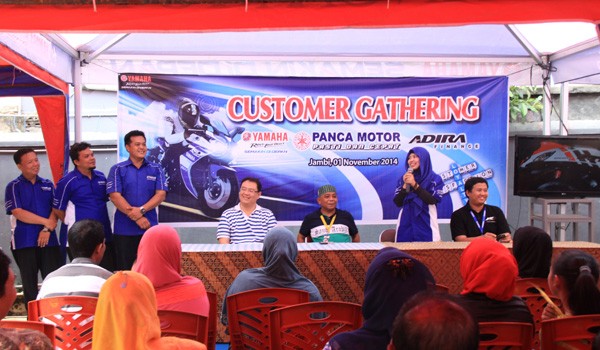 Eka,  GM Panca Motor bersama Owner Panca Motor (kiri), Manager Adira Finance dan perwakilan Yamaha DDS Jambi saat menghadiri gathering