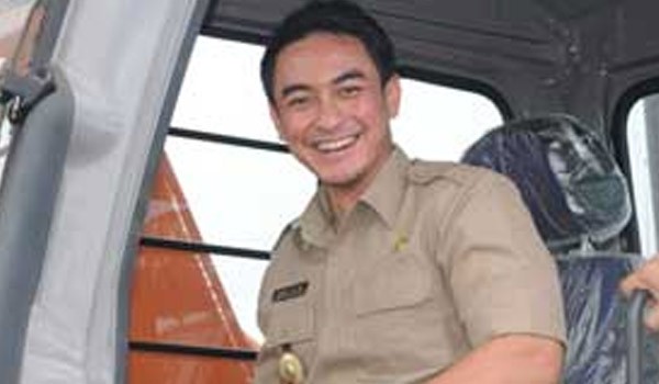 Zumi Zola Bupati Tanjung Jabung Timur 