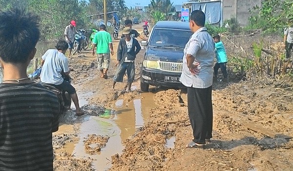 Jalan salah satu desa di Tanjabtim yang rusak