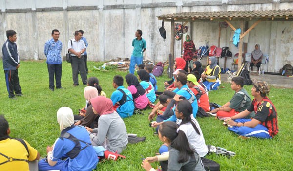 Ketua Perpani Provinsi Jambi Ibnu Ziady memantau kondisi atlet panahan Jambi