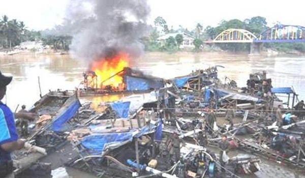 Akibat aktivitas PETI, puluhan ribu hektare tanah dan DAS dari hulu hingga hilir, rusak. Foto saat pembakaran mesin PETI.
