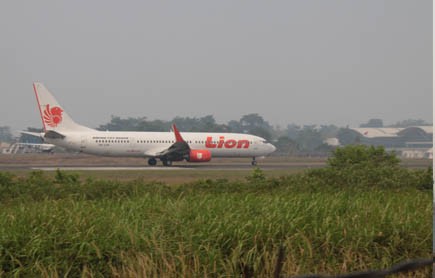 Sebuah pesawat landing di tengah kabut asap di bandara STS Jambi beberapa waktu lalu. Pagi in (04/11), kabut asap kembali mengganggu penerbangan