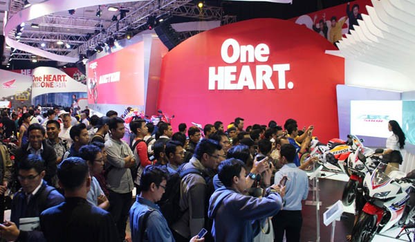 Pengunjung terlihat antusias mengunjungi booth Honda pada IMOS 2014 di Jakarta Convention Hall, beberapa waktu lalu.