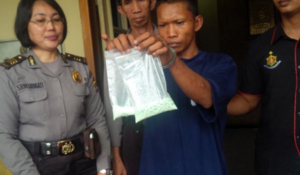 <b>Foto:</b> Pengedaar extacy yang berhsil digagalkan pihak Polresta Jambi