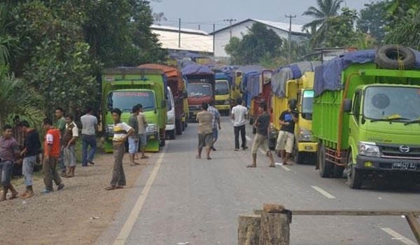 Warga salah satu wilayah dalam Kota Jambi saat memblokir jalan.