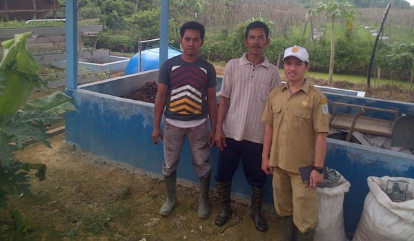 BERSAMA PETANI: Burhani (memakai topi), penyuluh teladan Kota Jambi, IST FOR JAMBIEKSPRES   