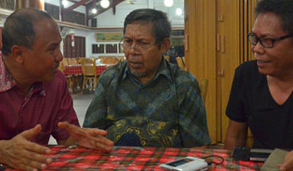 Ketua KONI Priovinsi Jambi AS Budianto (baju merah) saat pertemuan di KONI beberapa waktu lalu   