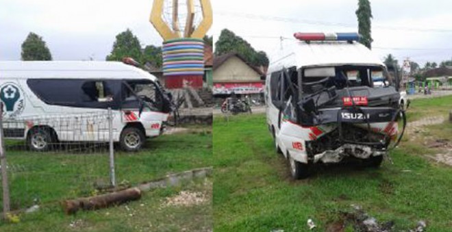 Kecelakaan mobil ambulance yang menabrak tugu pauh kerinci