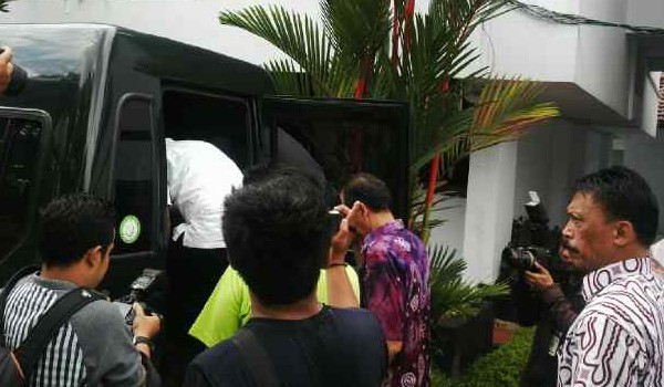 Penahanan Mantan direktur Perusahaan Air Minum Daerah (PDAM) Tirta Mayang Kota Jambi, Firdaus dan Direktur Keuangan PDAM Tirta Mayang, Kota Jambi, Arif