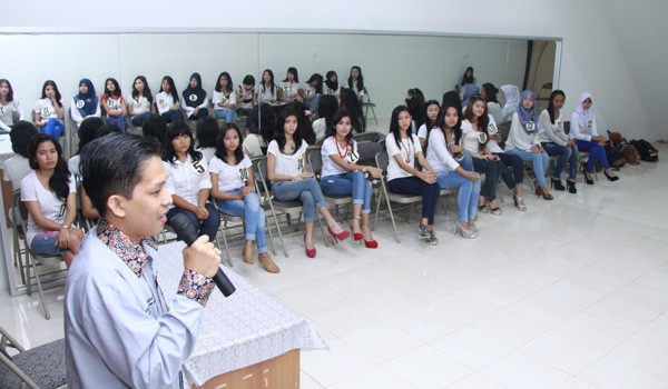 Pemred Jambi Ekspres M Haramen memberi pembekalan soal jurnalistik kepada peserta audisi Miss Fiori Jumat (07/11)