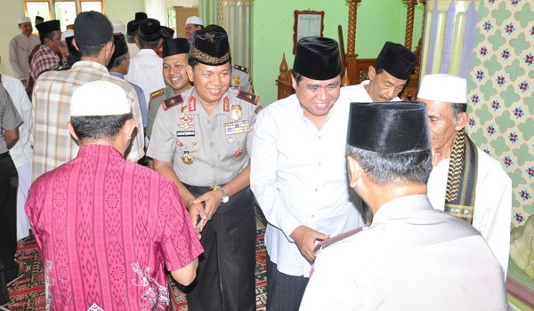 Gubernur, Kapolda, Danrem serta petinggi Polda Jambi lainnya bersalaman dengan warga di Mesjid Ar-Rahman Legok