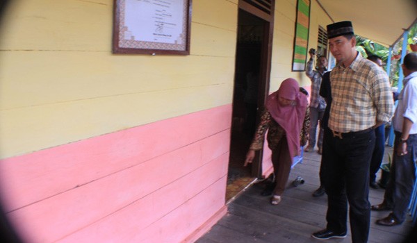 Walikota Jambi SY Fasha blusukan di salah satu sekolah di Kota Jambi beberapa waktu lalu. Pemkot Jambi sudah menganggarkan pembangunan 100 RKB tahun depan