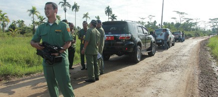 Kemenhub saat mengecek kondisi jalan ke Ujung Jabung