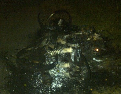 Sepeda motor yang dibakar warga Minggu dini hari (09/11)