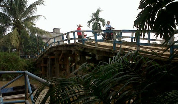 Terlihat kendaraan yang melintas jembatan Desa Lambur I Kecamatan Sabak Timur harus berhati-hati saat melintas