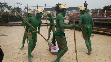 Demo teaterikal FAAKI di depan kolam air mancur kantor gubernur Jambi